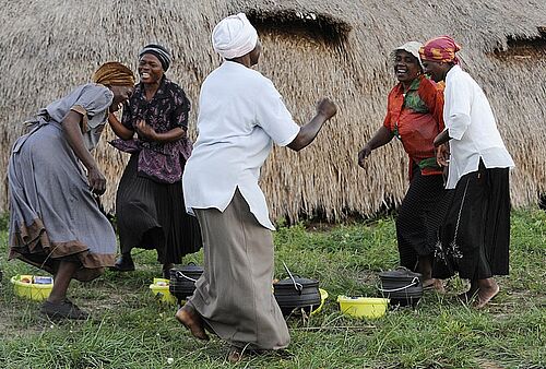 Einheimische Frauen lachen und tanzen