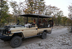 Safari-Landcruiser der Okavango Guiding School in Botswana