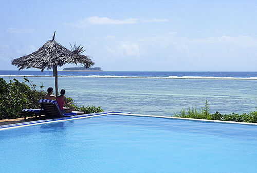 Pool mit Blick auf den Ozean im Kasha Hotel auf Sansibar