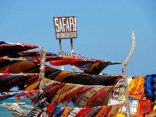 Tücherverkauf am Strand in Kenia