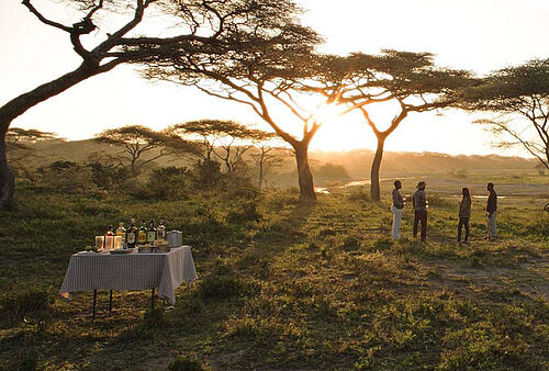 Sundowner im Serengeti Under Canvas Camp in Tansania