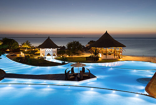Beleuchteter Pool im Royal Zanzibar Beach Resort