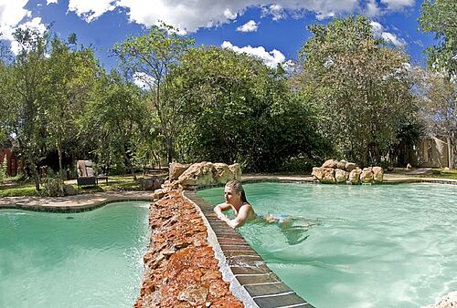 Pool in der Chobe Chilwero Lodge in Botswana