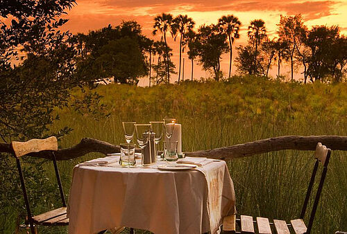 Dinner mit Blick auf das Okavango Delta in der Sandibe Safari Lodge