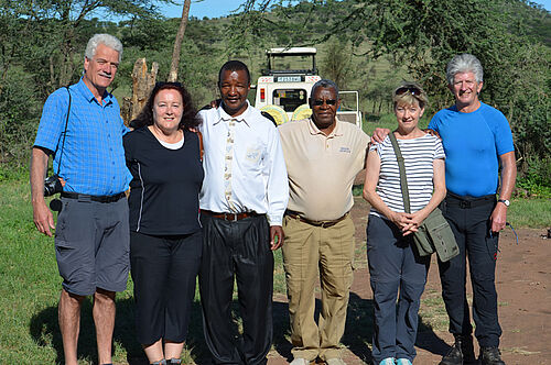Karibu Safaris Kunden mit ihrem Guide in Tansania