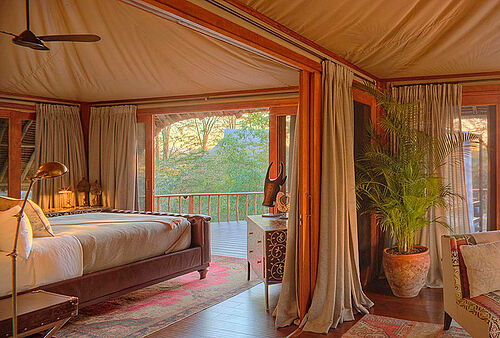 Luxuriöse Safari Zelte im Finch Hatton's Camp im Tasvo West Nationalpark in Kenia
