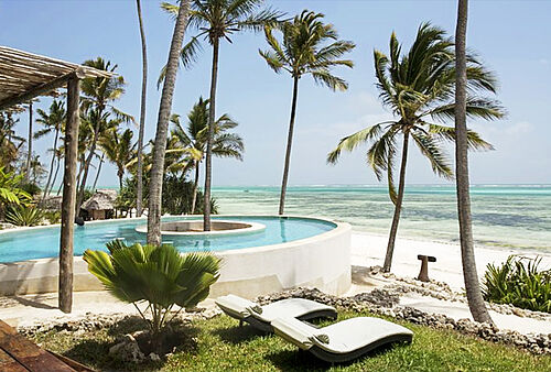 Pool unter Palmen am Strand im Matlai Boutique Hotel auf Sansibar