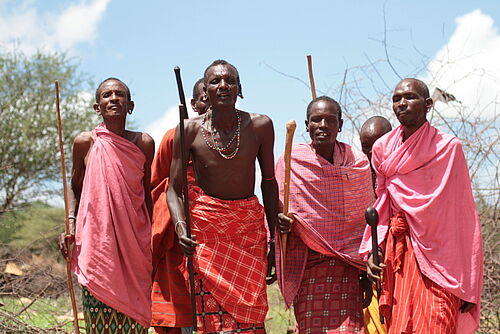 Traditionell gekleidete Massai