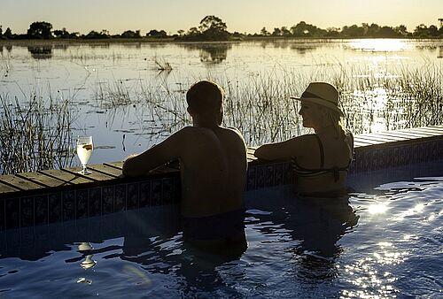 Der Pool im Pelo Camp grenzt an das Wasser des Okavango Deltas an