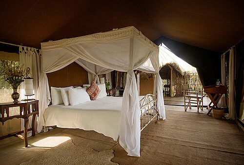 Schlafzimmer mit Himmelbett und Zeltwänden
