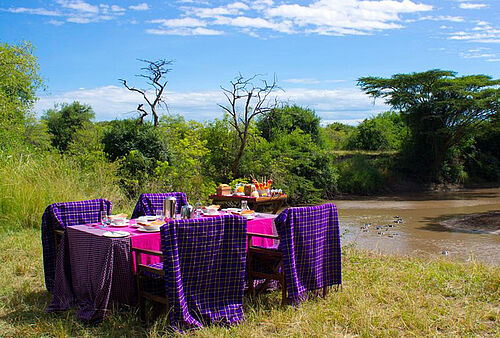Bush-Dinner im Grumeti Serengeti Tented Camp mit Blick auf den Fluss