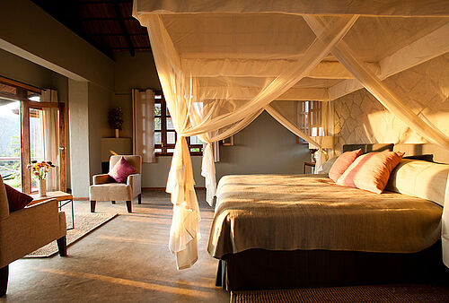 Lichtdurchflutetes Schlafzimmer mit Weitblick in der Kitela Lodge am Ngorongoro Krater