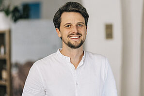 Lächelndes Portrait von unserem Marketing-Profi Julian Sears