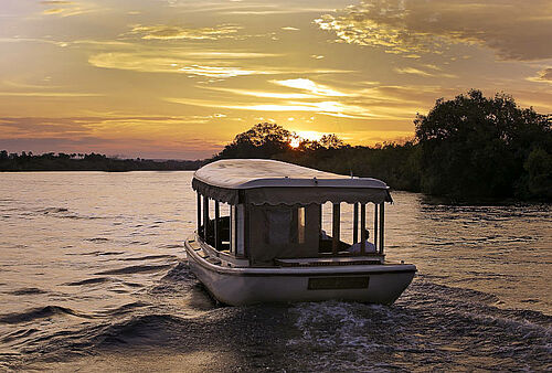 Boot auf dem Zambezi River bei Sonnenuntergang