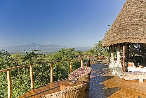 Terrasse mit Weitblick über afrikanische Busch-Landschaft in der Campi ya Kanzi Lodge im Tasvo West Nationalpark in Kenia