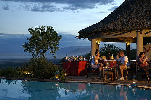 Dinner am Pool in der Lake Manyara Serena Lodge in Tansania