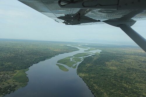 Flug über Ugandas wunderschöne Landschaft