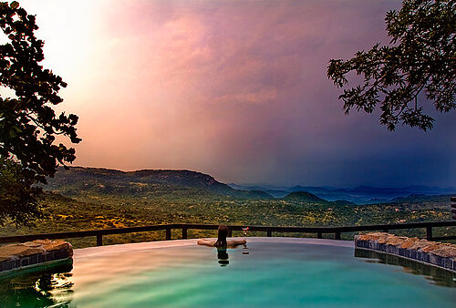 Pool der Bongani Mountain Lodge mit Blick auf die Malelane Mountains