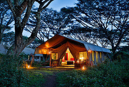 Romantisch beleuchtetes Zel im Lemala Ngorongoro Camp in Tansanias Abendstimmung