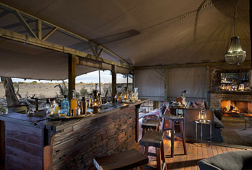 Stilvolle Bar in einem Zelt