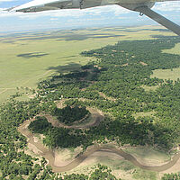 Blick aus dem Kleinflugzeug auf afrikanische Landschaft