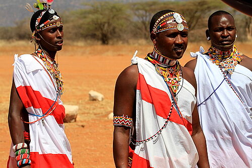 Traditionell gekleidete Massai mit Stammesschmuck