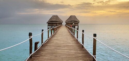 Steg in den Ozean im Melia Zanzibar Hotel