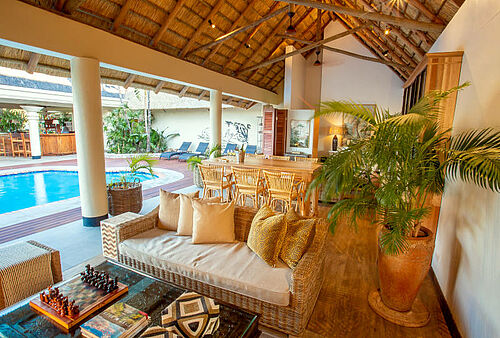 Loungebereich und Pool der Ilala Lodge in Victoria Falls, Simbabwe