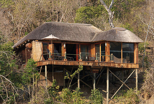 Erhöhte Serena Mivumo River Lodge in Selous in Tansania