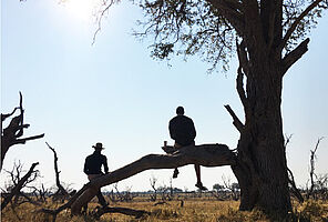 Zwei Reisende genießen einen Tee in der Wildnis Botswanas