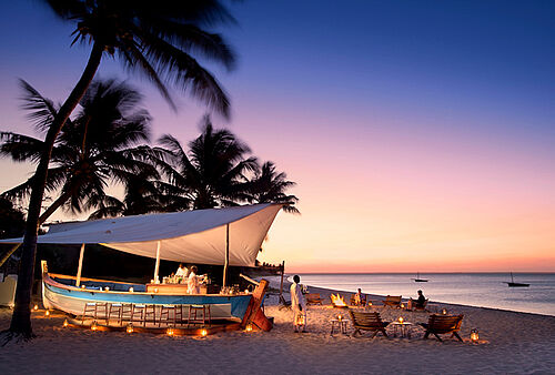 Dhow-Boot-Bar am Strand im Benguerra Island Hotel in Mosambik