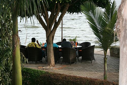 Terrasse des Protea Hotels in Entebbe direkt am Ufer des Lake Victorias
