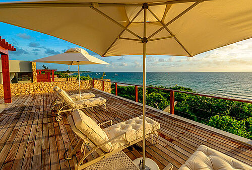 Sonnenterrasse mit Blick auf den Ozean im Bahia Mar Hotel in Mosambik