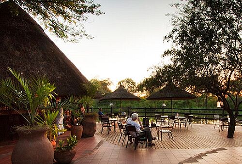 Terrasse der Maramba River Lodge in Livingstone
