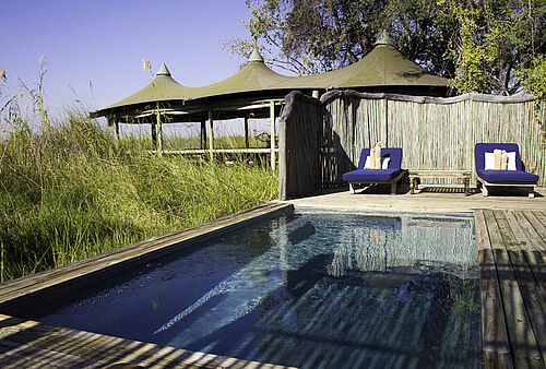 Pool im Little Vumbura Camp im Okavango Delta in Botswana