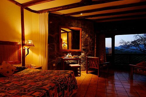 Komfortable Zimmer in der Kilaguni Serena Lodge im Tsavo West Nationalpark in Kenia