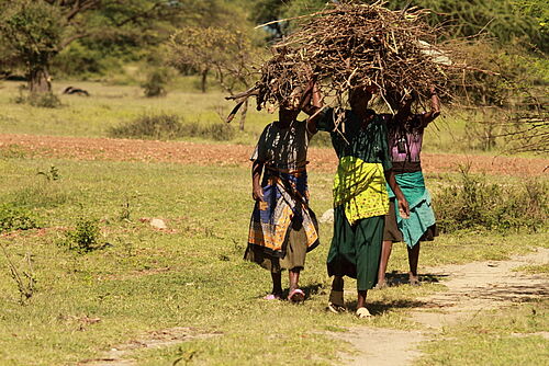 Bevölkerung in traditioneller Kleidung in Tansania