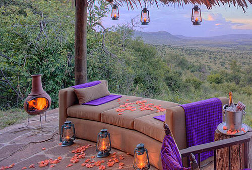 Terrasse mit Laternen-Beleuchtung im Klein's Camp in der Serengeti
