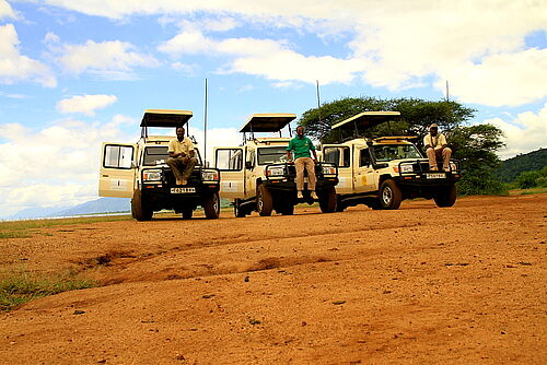 Safari Guides mit ihren Jeeps in Tansania