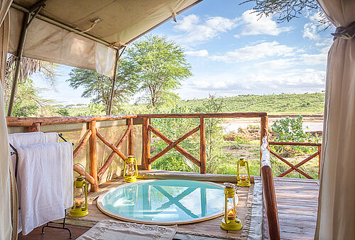 Privater Plunge-Pool im Elephant Bedroom Camp mit Weitblick über den Samburu Nationalpark in Kenia