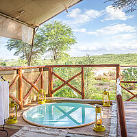 Privater Plunge-Pool im Elephant Bedroom Camp mit Weitblick über den Samburu Nationalpark in Kenia