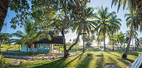 Gästeunterkunft im Palmengarten am Strand in der Butiama Lodge auf Mafia Island