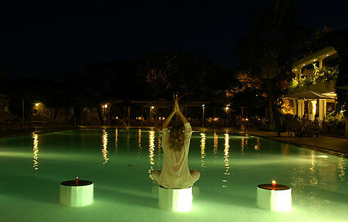 Yoga am Pool im Serena Hotel in Nairobi