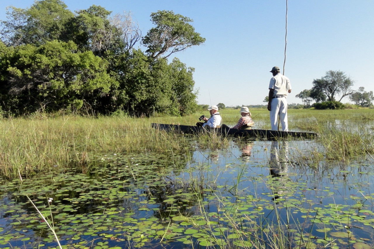 Touristen in Mokoro-Kanu im Okavango-Delta in Botswana