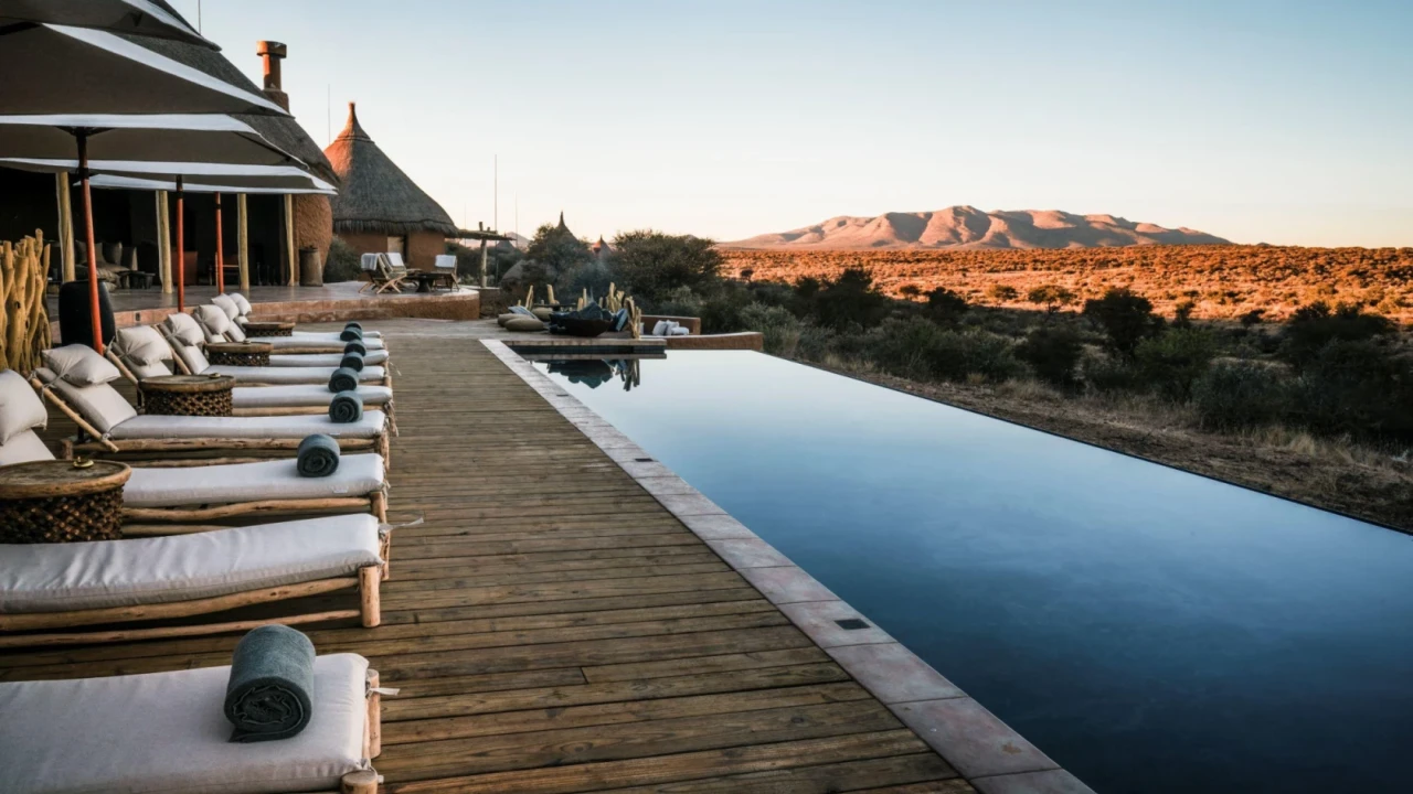 Luxuslodge mit Infinity-Pool in der namibischen Wüste
