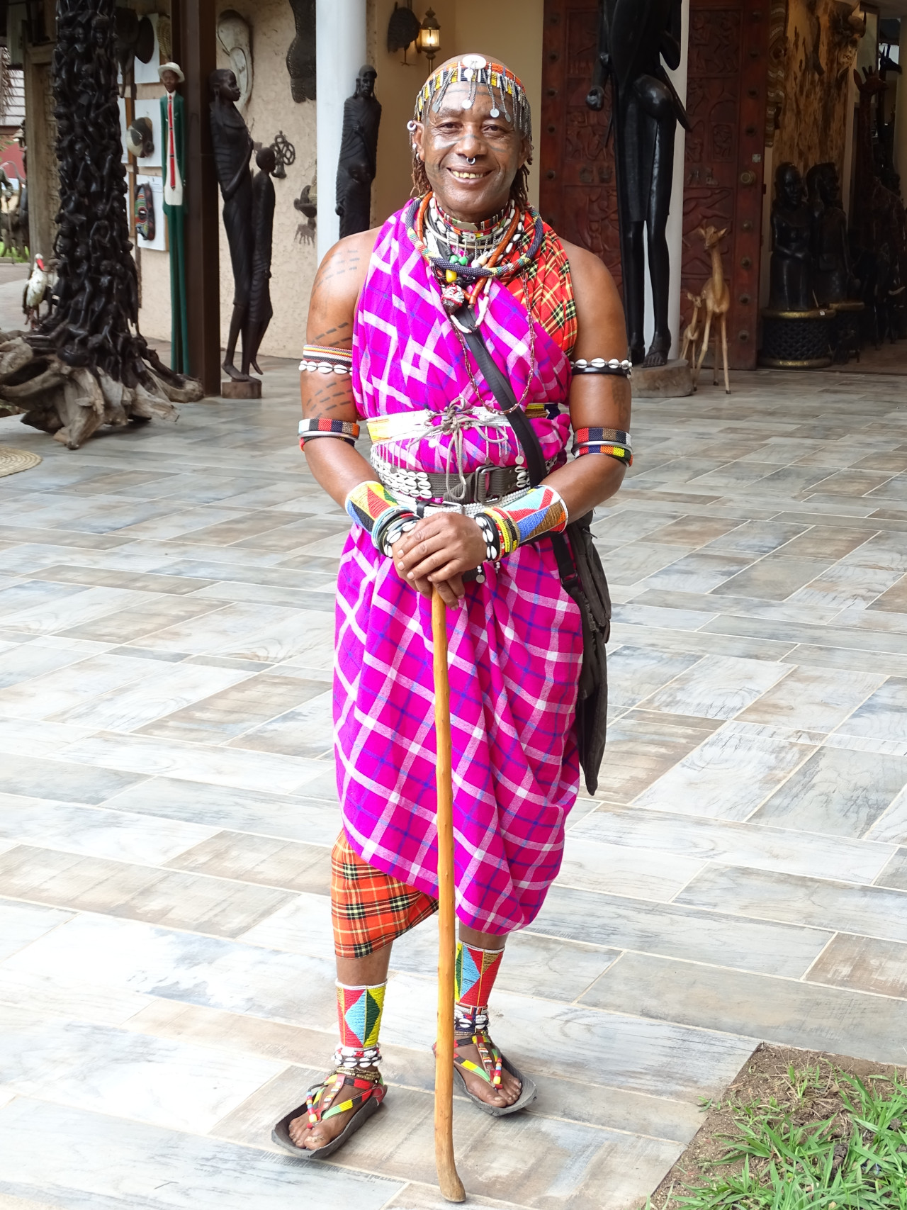 Ein Massai-Mann in traditioneller Kleidung und Schmuck.