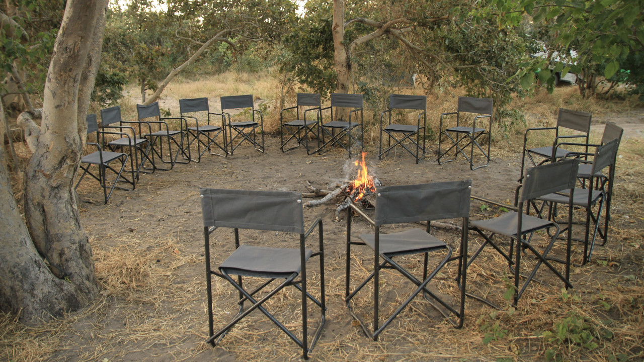 Lagerfeuer an einem Tag voller Safari-Abenteuer in Botswana
