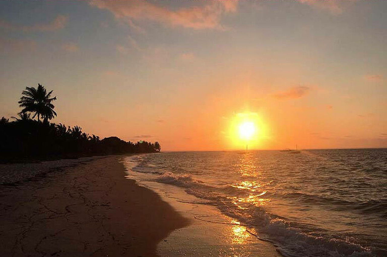 Sonnenuntergang am leeren Strand Mosambiks.