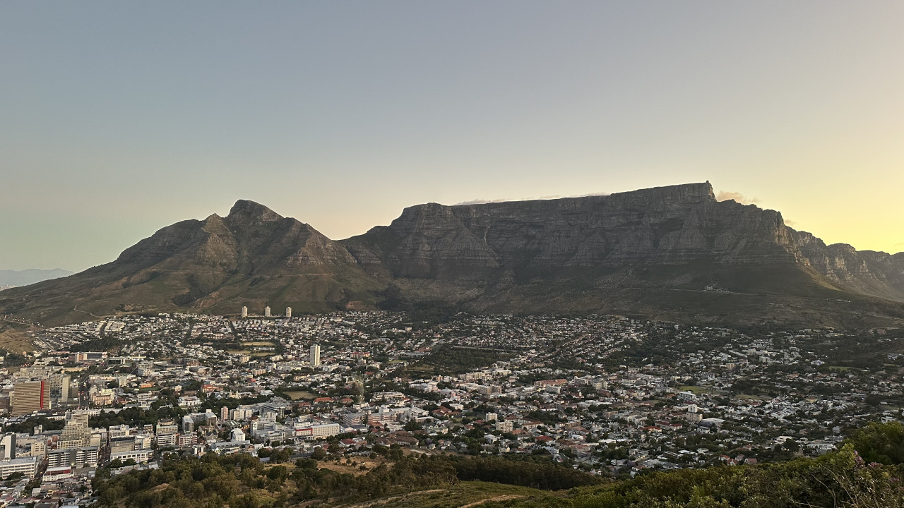 Panoramablick auf Kapstadt und den Tafelberg bei Sonnenuntergang – Highlight jeder Südafrika-Reise.