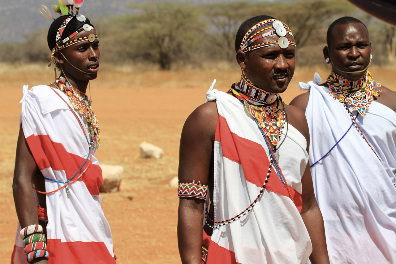 Männer in traditioneller Kleidung mit kunstvoller Perlenverzierung